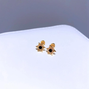 Detailansicht goldener Hexagramm-Ohrstecker mit schwarzen Steinen und Schraubverschluss