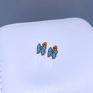 Makroaufnahme der Schmetterlings-Ohrstecker mit hellblauem Emaille und lila Edelstein