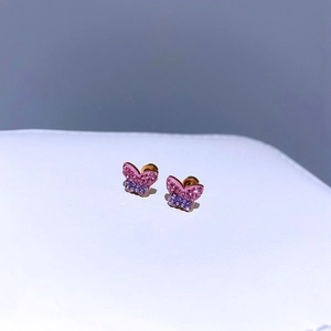 Nahaufnahme von Titanstahl Schmetterling Ohrsteckern mit bunten Kristallsteinen