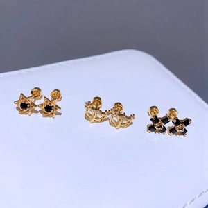 Drei Paar goldene Titanstahl-Ohrstecker mit schwarzem Hexagramm und Kreuzstern-Motiven