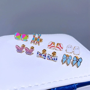 Bunte Kristall-Schleifenohrstecker aus Titanstahl mit Emaille-Schmetterling und Herzmotiven