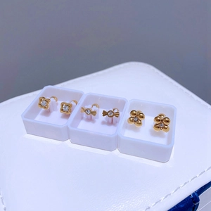 Drei Paar goldene Kleeblatt- und Blumenohrstecker aus Titan mit Schraubverschluss