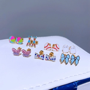 Set aus Titanstahl-Ohrsteckern mit bunten Strass-Schleifen und Emaille-Verzierungen