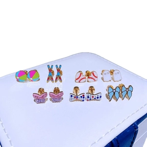 Bunte Schleife und Schmetterling Titanstahl Ohrstecker Set in Goldoptik