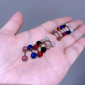 Makro-Detail von bunten Shamballa-Ohrsteckern mit funkelnden Strasssteinen aus Titanstahl