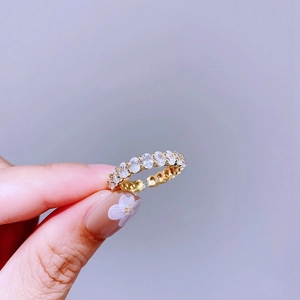 Detailansicht eines verstellbaren Goldrings mit einer Reihe ovaler Zirkonia-Steine für Damen