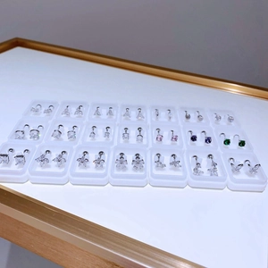 Set aus luxuriösen Edelstahl-Ohrsteckern mit Zirkonia in Blumen- und Sternformen