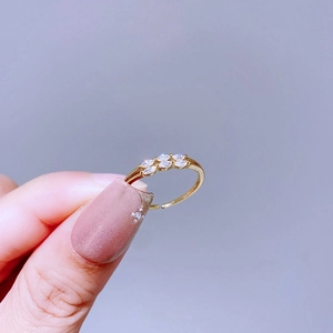 Nahaufnahme eines verstellbaren Goldrings mit Zirkonia-Steinen im Blatt-Design