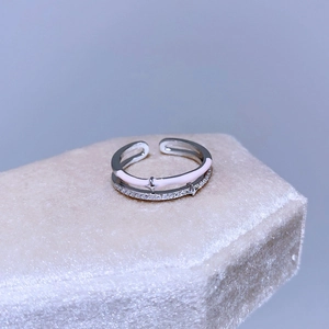 Dettaglio di un anello a doppio strato in argento con smalto rosa e zirconi lucidi