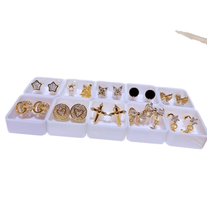 Exquisites 10-Paar-Ohrringset aus Titanstahl mit Zirkon-Herzen und goldenen Kreuzen