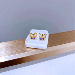 Detail der goldenen Schmetterlings-Ohrstecker mit lila runden Zirkonia-Edelsteinen