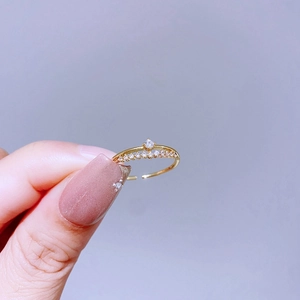 Detailansicht goldener Kronenring mit weißen Zirkonia und verstellbarem Design