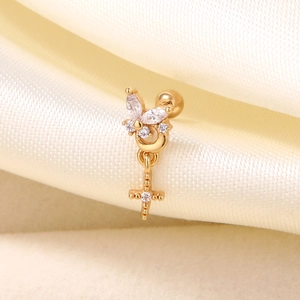 Nahaufnahme von goldener Ohrmuschel-Piercing mit Mond, Zirkonia-Schmetterling und Kreuz
