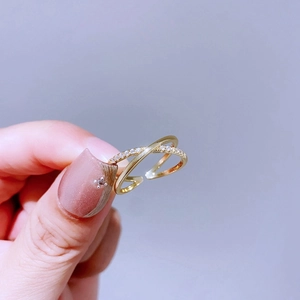 Detail eines verstellbaren vergoldeten X-Rings mit funkelnden weißen Zirkoniasteinen