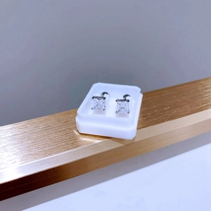 Detailansicht silberner Ohrstecker mit quadratischem Zirkonia und 4-Krallen-Fassung