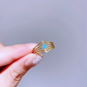 Makroaufnahme: Mehrlagiger 18K Goldring mit Türkis und filigranen Perlenkanten-Details
