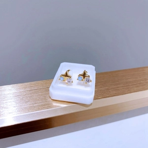 Detailansicht der goldene Stern-Ohrstecker mit blauem Opal und weißem Zirkonia-Stein