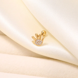 Makro-Detail des goldenen Hand-Ohrsteckers mit Zirkonia-Mikropflaster-Besatz
