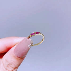 Detail eines verstellbaren Goldrings mit zwei rosa Edelsteinen im modernen Baguette-Schliff