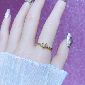 Dettaglio anello dorato elegante con due zirconi a pera su una fascia pavé di diamanti