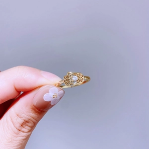 Detailaufnahme des vergoldeten Hamsa-Hand-Rings mit funkelndem zentralem Zirkonia-Stein