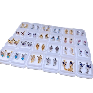 Ohrstecker-Set aus Titanstahl mit bunten Zirkoniasteinen in Schmetterlings- und Sternformen