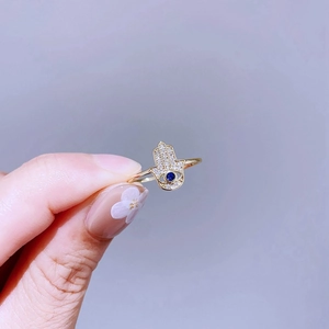 Detail der Hamsa-Hand-Ring in Gold mit blauem Bösen Blick Stein und Zirkon-Besatz