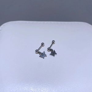 Detailaufnahme der Schmetterling Ohrstecker mit Schraubverschluss auf weißem Ledergrund