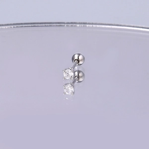 Nahaufnahme von Silber Zirkonia Helix Piercing mit Schraubverschluss und 4-Krallen Fassung