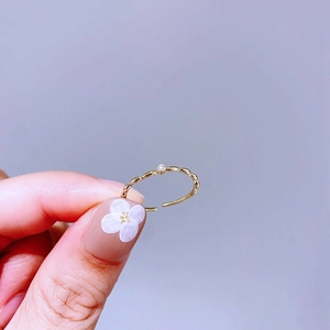 Detail eines verstellbaren 18K Gold-Torsionsrings mit rundem Zirkonstein
