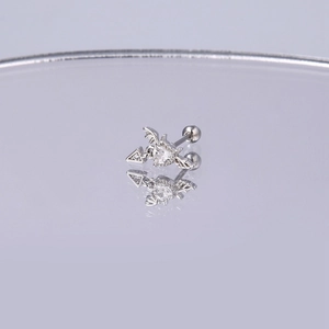 Detailansicht des Pfeil-Herz-Ohrknorpel-Ohrrings mit Zirkon-Inlay und Schraubverschluss