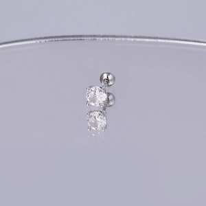Makroaufnahme von Silber-Helix-Stecker aus Edelstahl mit brillantem Zirkonia-Kristall