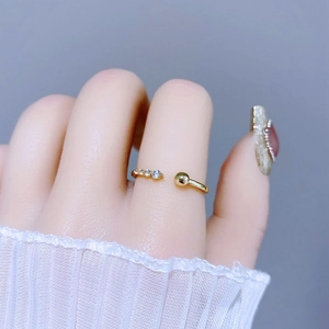 Minimalistischer verstellbarer Goldring mit weißen Zirkonia und polierter Metallperle