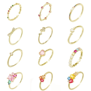 Luxuriöses Set aus vergoldeten, verstellbaren Ringen mit bunten Edelsteinen und Zirkon