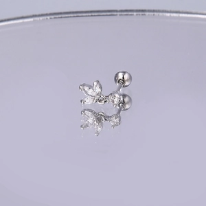 Detail von silbernem Edelstahl-Ohrstecker in Blumenform mit funkelndem Zirkonia-Schliff