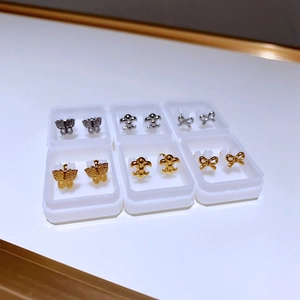 Minimalistisches Ohrstecker Set aus Titanstahl mit Schmetterlings und Lilien Designs