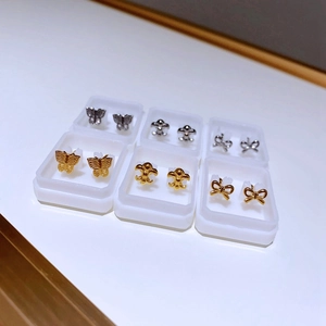 Ohrstecker-Set aus Titanstahl in Gold und Silber mit Schmetterlings- und Lilienmotiven