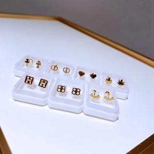 Set aus goldenen Titanstahl-Ohrsteckern mit Herz-, Blatt- und geometrischen Designs