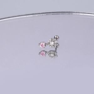 Makroaufnahme von Herz-Ohrstecker aus Silber mit rosa Zirkon und Schraubverschluss