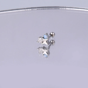 Nahaufnahme von Stern-Ohrknorpel-Stecker mit blauem Opal, Zirkon und Schraubverschluss