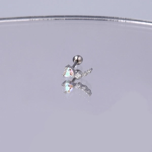 Makroaufnahme von Herz-Opal und Zirkon Piercing-Ohrstecker mit silbernem Schraubverschluss