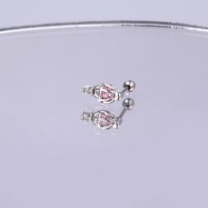 Detailansicht der Ohrstecker mit rosa Zirkon-Tropfen und silbernem Kronen-Hohlrahmen