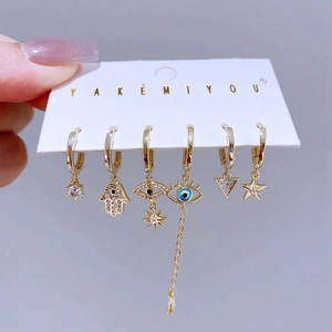 Goldenes Hamsa-Hand und Evil Eye Ohrring-Set mit Zirkon-Akzenten und blauer Emaille