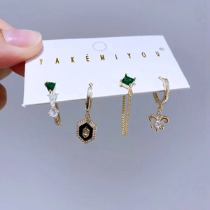 Set de cuatro pendientes dorados con circonita verde y colgantes de cruz de esmalte