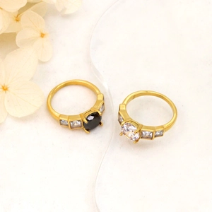 Anillo de acero de titanio chapado en oro con piedras de circón blanco y negro en piedra