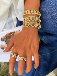 Dettaglio del set bracciale e anello a catena bicolore con pavé di zirconi cubici
