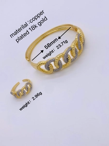 Dettaglio di un set bracciale e anello in rame placcato oro 18k con micro zirconi