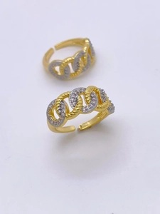 Dettaglio macro dell'anello cubano bicolore oro e argento con trama a corda e cristalli pavé