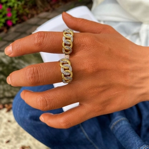 Anello hip hop bicolore oro e argento con maglia cubana e pavé di pietre scintillanti