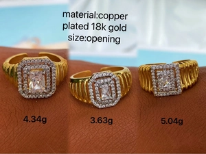 Trois bagues en zircon à coupe carrée avec anneaux cannelés plaqués or 18K sur cuir brun